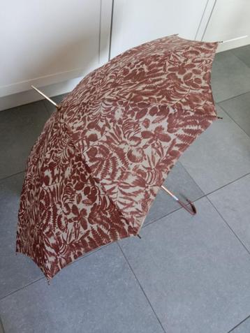 Vintage damesparaplu met bloemen beschikbaar voor biedingen
