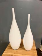 2 witte hoogglans vazen, Ophalen, Gebruikt, Wit, Minder dan 50 cm