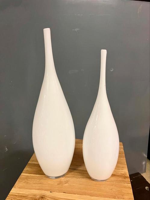 2 witte hoogglans vazen, Huis en Inrichting, Woonaccessoires | Vazen, Gebruikt, Wit, Minder dan 50 cm, Ophalen
