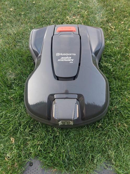 Husqvarna 305 met garage, Tuin en Terras, Robotmaaiers, Zo goed als nieuw, 20 tot 25 cm, Met regensensor, Bestuurbaar via app