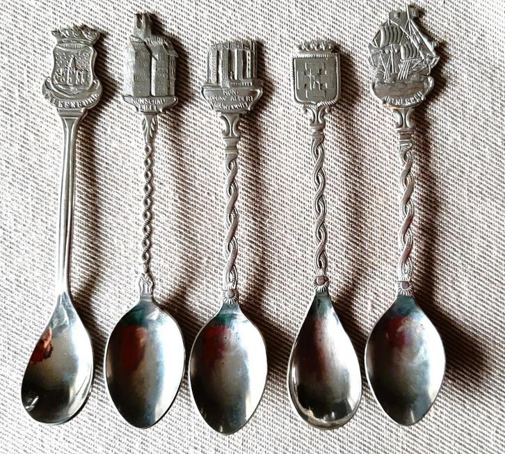 Te koop: Vier sierlepeltjes voor verzamelaars., Verzamelen, Porselein, Kristal en Bestek, Zo goed als nieuw, Ophalen