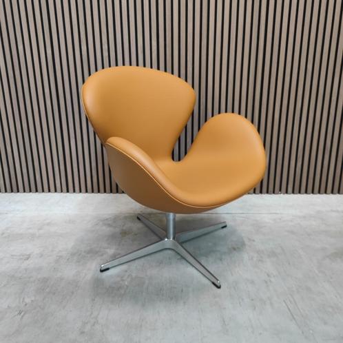 Fritz Hansen Swan Chair in Grace Walnut (Nieuw), Antiek en Kunst, Antiek | Meubels | Stoelen en Sofa's, Ophalen of Verzenden