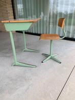 Vintage schoolbureaus met bijhorende stoelen, Huis en Inrichting, Gebruikt, Ophalen, Bureau