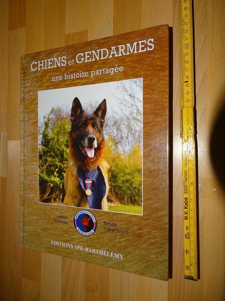livre chiens et gendarmes cynophile police k9, Verzamelen, Militaria | Algemeen, Rijkswacht, Boek of Tijdschrift, Ophalen of Verzenden