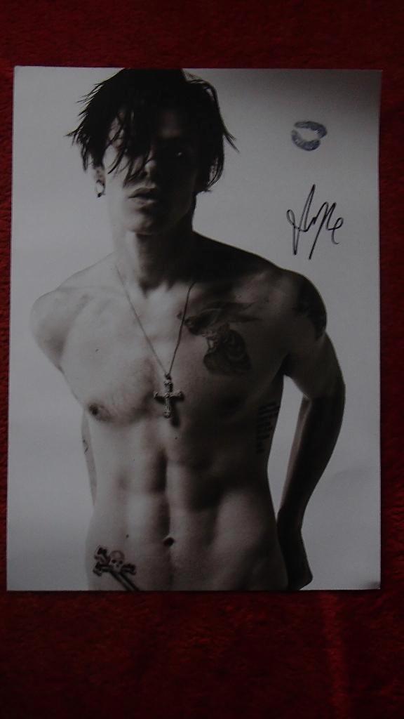 YUNGBLUD gesigneerde poster, Collections, Posters & Affiches, Comme neuf, Musique, A1 jusqu'à A3, Rectangulaire vertical, Enlèvement ou Envoi