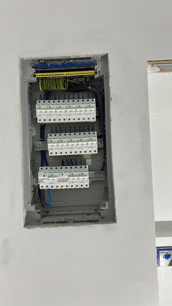 Electricien professionnel, Services & Professionnels, Électriciens, Service 24h/24, Garantie