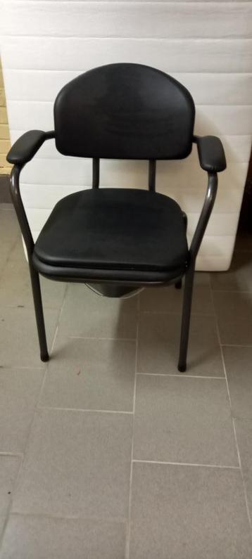 Chaise percée  disponible aux enchères