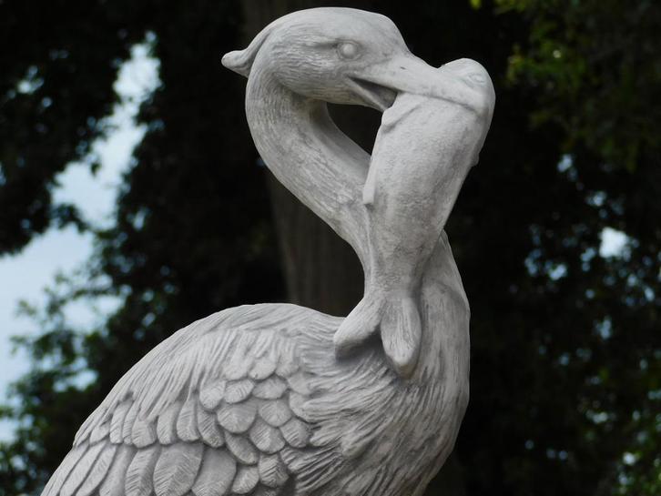 Statue Héron avec poisson - 90 cm - Pierre, Jardin & Terrasse, Statues de jardin, Animal, Pierre, Enlèvement ou Envoi