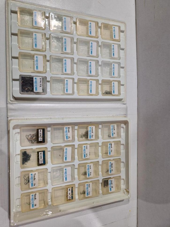 TMC hook file , haak map met 32 doosjes en 430 haken, Watersport en Boten, Hengelsport | Vliegvissen, Gebruikt, Haak, Ophalen of Verzenden