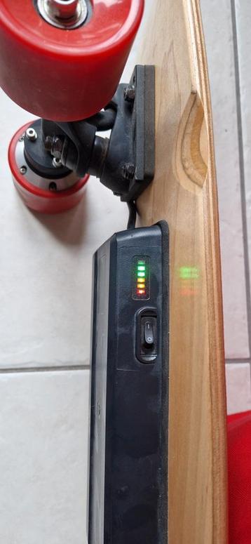 Elektrisch skateboard met afstandsbediening, Sport en Fitness, Skateboarden, Ophalen, Zo goed als nieuw, Skateboard