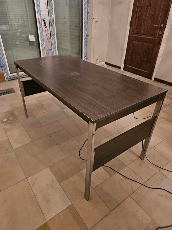 Bureau / Table moderne avec pieds métal + passe-câbles USB, Antiquités & Art, Antiquités | Meubles | Tables, Enlèvement