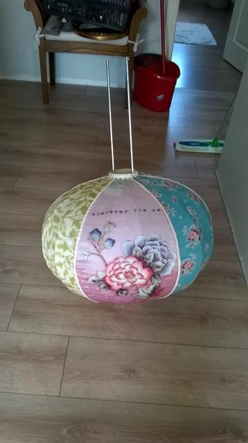 Mooie kleurrijke lampion met bloemenprint 