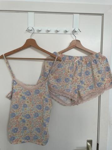 Pyjamaset met bloemen van Primark beschikbaar voor biedingen
