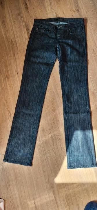 Nieuwe donkere jeans beschikbaar voor biedingen