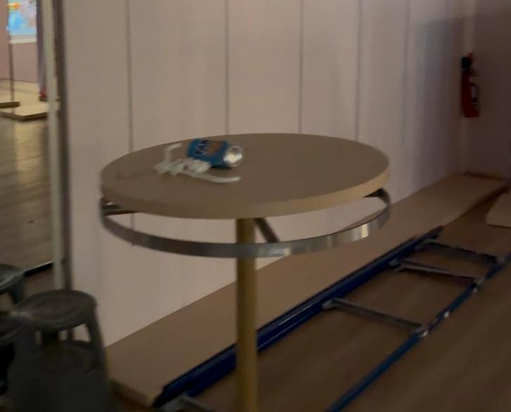 Table présentoir ronde dorée – Mobilier de boutique, Zakelijke goederen, Kantoor en Winkelinrichting | Winkel en Inventaris, Ophalen