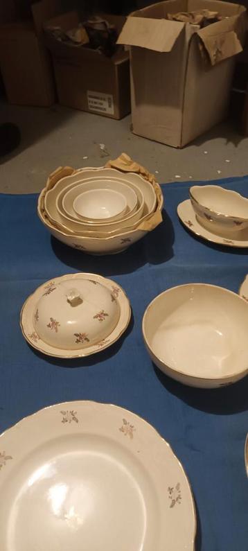 Servies boch  beschikbaar voor biedingen