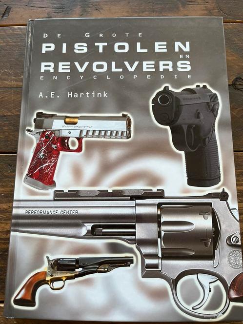 A.E. Hartink - De grote pistolen en revolvers encyclopedie, Boeken, Oorlog en Militair, Zo goed als nieuw, Ophalen