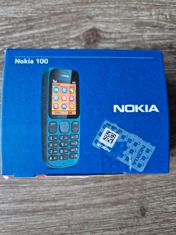 Nokia 100, met lader en oortjes