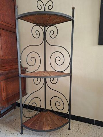 metalen hoekrek met houten planken beschikbaar voor biedingen