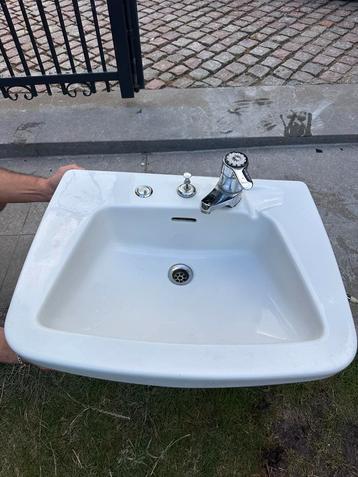 Vintage wastafel goede staat beschikbaar voor biedingen