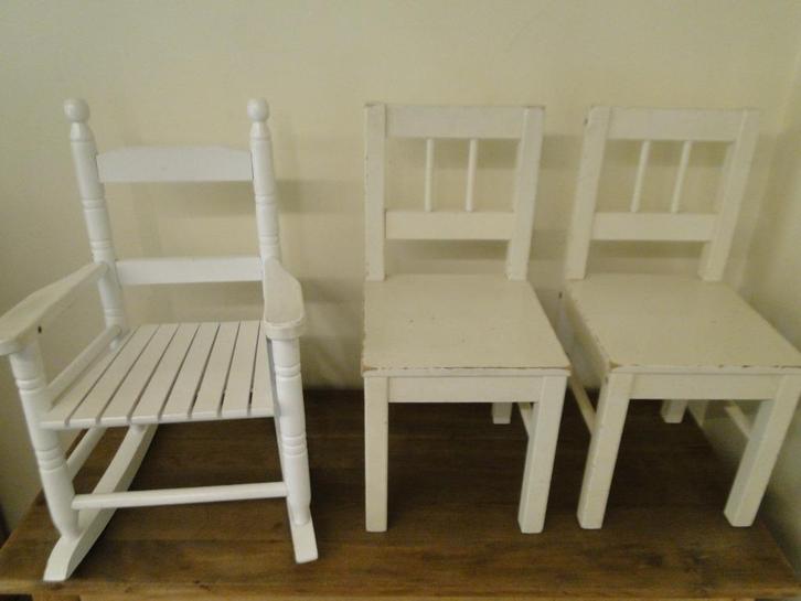 kinder schommelstoel en witte kinderstoeltjes, Kinderen en Baby's, Kinderkamer | Tafels en Stoelen, Gebruikt, Stoel(en), Ophalen
