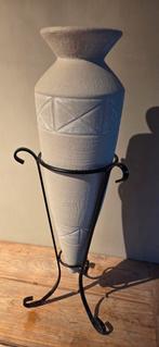 Grote terracotta-amfoor in gietijzeren houder, Antiek en Kunst, Ophalen
