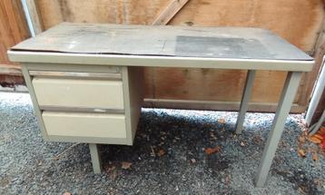 Oude vintage metalen bureau beschikbaar voor biedingen