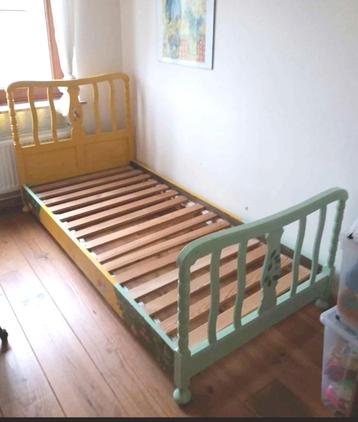 met de hand gedecoreerd massief houten kinderbedframe beschikbaar voor biedingen