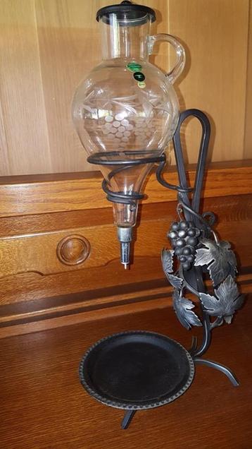Sierlijke vintage wijnkaraf met smeedijzeren staander beschikbaar voor biedingen