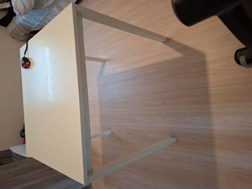 Keukentafel en 2 stoelen gebruikt, maar in goede staat  beschikbaar voor biedingen