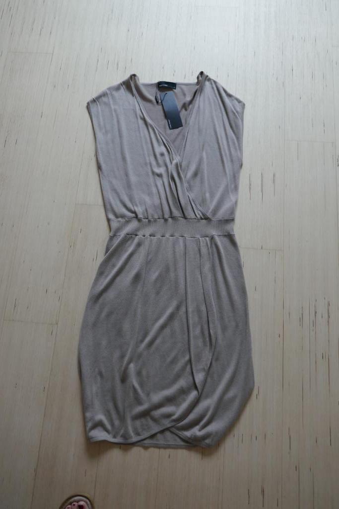 Lichte, mouwloze jurk uit gebreide stof, Kleding | Dames, Jurken, Zo goed als nieuw, Maat 42/44 (L), Beige, Knielengte, Ophalen of Verzenden