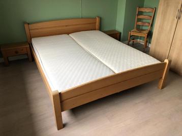 Houten 2 persoonsbed  beschikbaar voor biedingen
