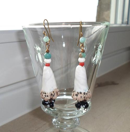 Nieuwe amandeloorbellen van keramiek en koraal, Handtassen en Accessoires, Oorbellen, Nieuw, Hangers, Overige materialen, Wit