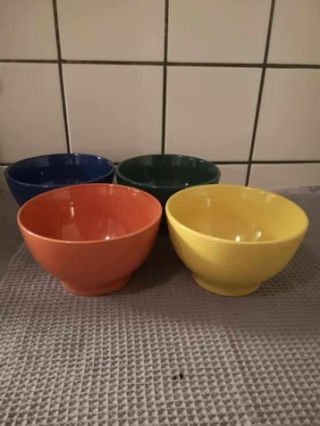 4 x gekleurde soep bowl. beschikbaar voor biedingen