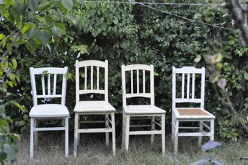 4 chaises en bois beschikbaar voor biedingen