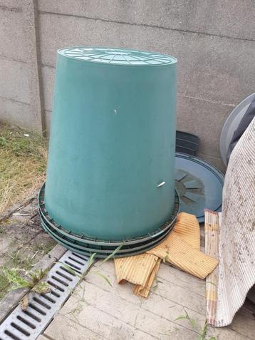 Drie  goede groene watertonnen met deksel 210 liter beschikbaar voor biedingen