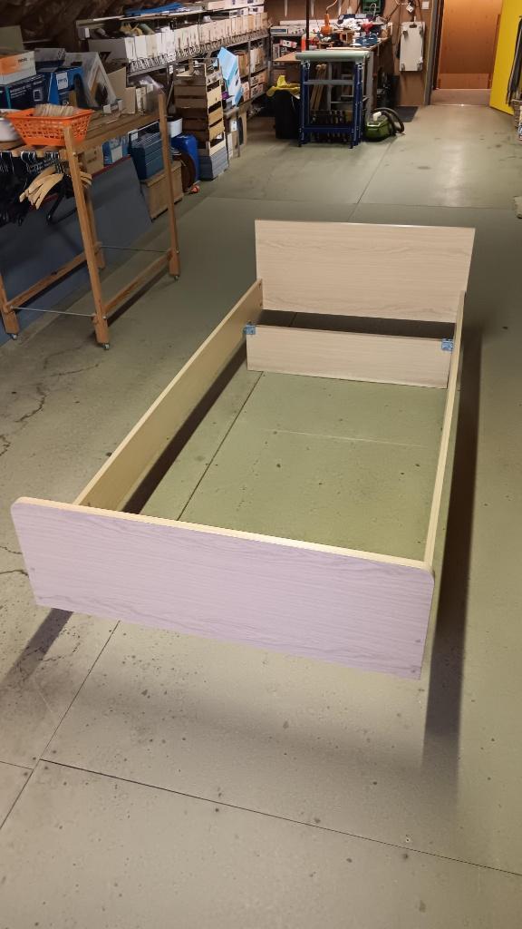 Eenpersoonsbed, Huis en Inrichting, Slaapkamer | Bedden, Gebruikt, Eenpersoons, 90 cm, 200 cm, Hout, Overige kleuren, Ophalen