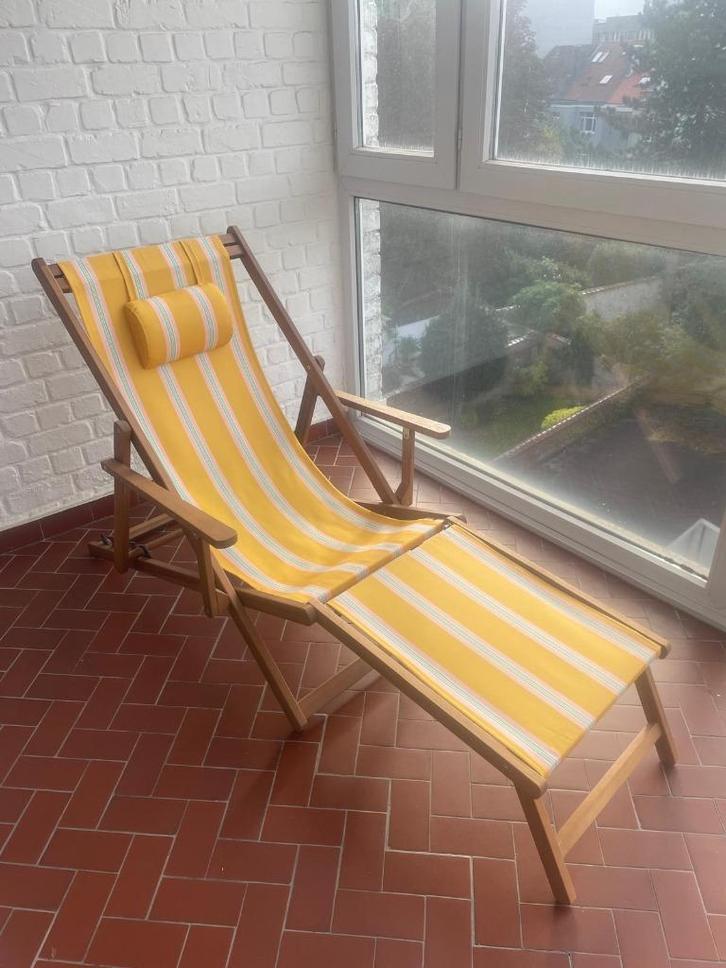 Bijna nieuwe gestreepte gele loungestoel, Tuin en Terras, Ligbedden, Zo goed als nieuw, Hout, Inklapbaar, Verstelbaar, Verrijdbaar