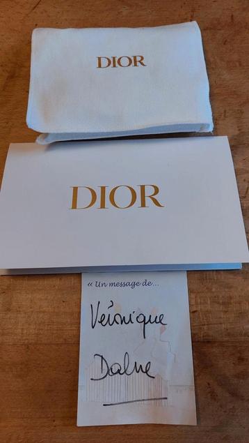 Portefeuille dame Dior disponible aux enchères