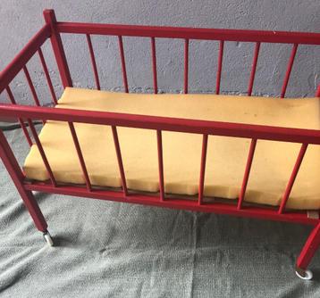 Brocante houten poppenbedje met spijltjes en matrasje beschikbaar voor biedingen