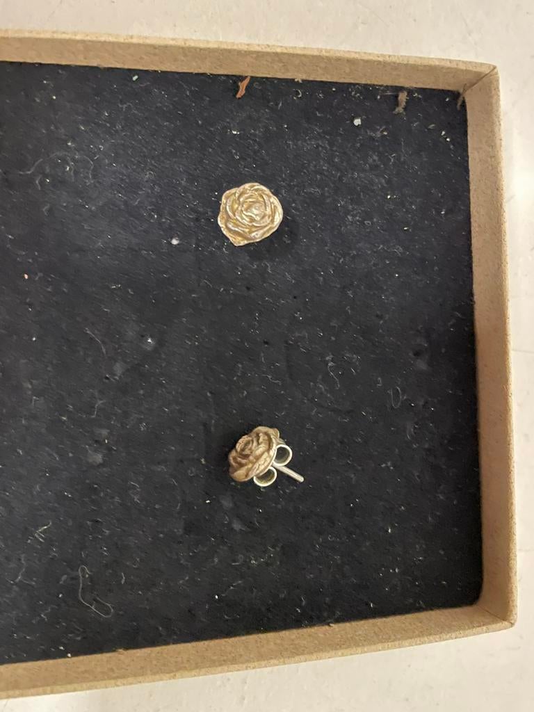 Zilverkleurige oorbellen roosjes, Handtassen en Accessoires, Oorbellen, Ophalen of Verzenden, Zo goed als nieuw