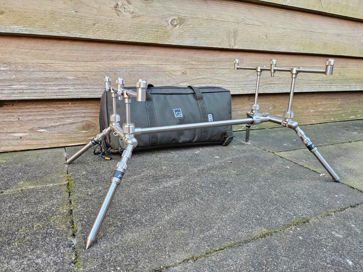 Solar P1 Worldwide Compact Pod inclusief 3-Rod Buzz Bars, Watersport en Boten, Hengelsport | Karpervissen, Ophalen of Verzenden