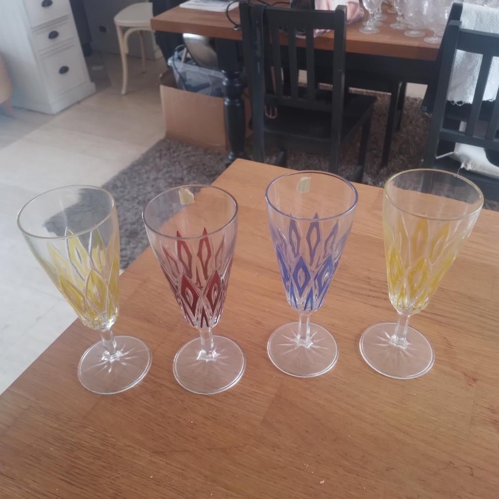 4 aperitief glazen gekleurd, Ophalen