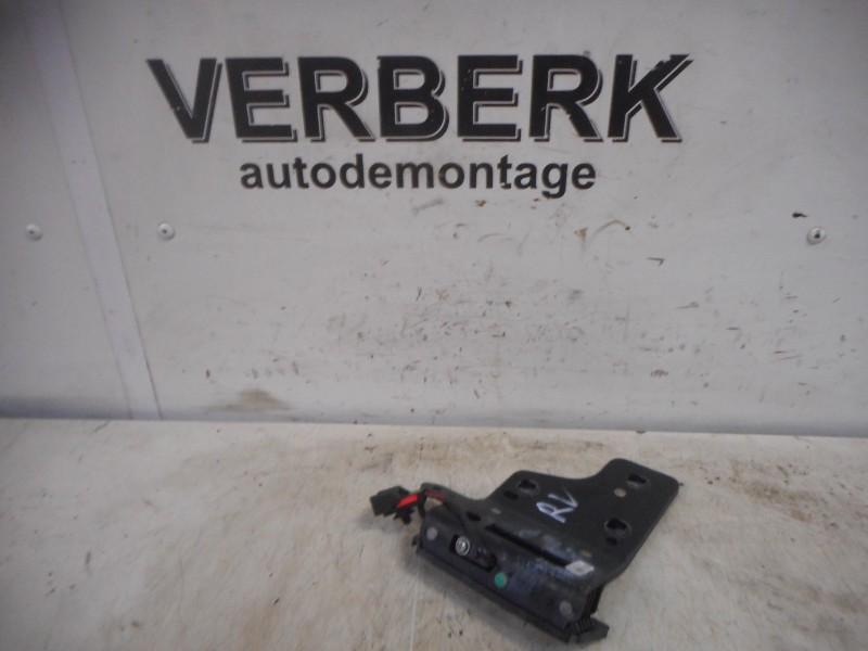 PLAQUE DE VEROUILLAGE AVANT Focus 2 C+C (6n41-l030w14-ag), Utilisé, Droite, Ford