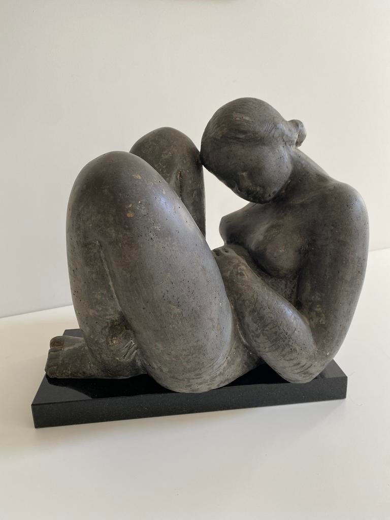 Sculpture sur socle en granit, Enlèvement, Statue