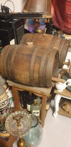 2 antieke of vintage houten vaten, waarschijnlijk wijn, Ophalen