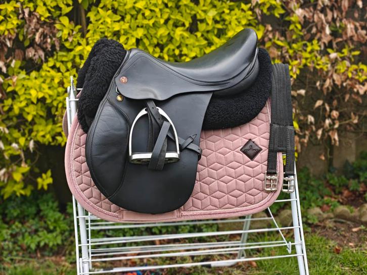 Prestige pony springzadel, Animaux & Accessoires, Chevaux & Poneys | Selles, Comme neuf, Obstacle, Enlèvement ou Envoi