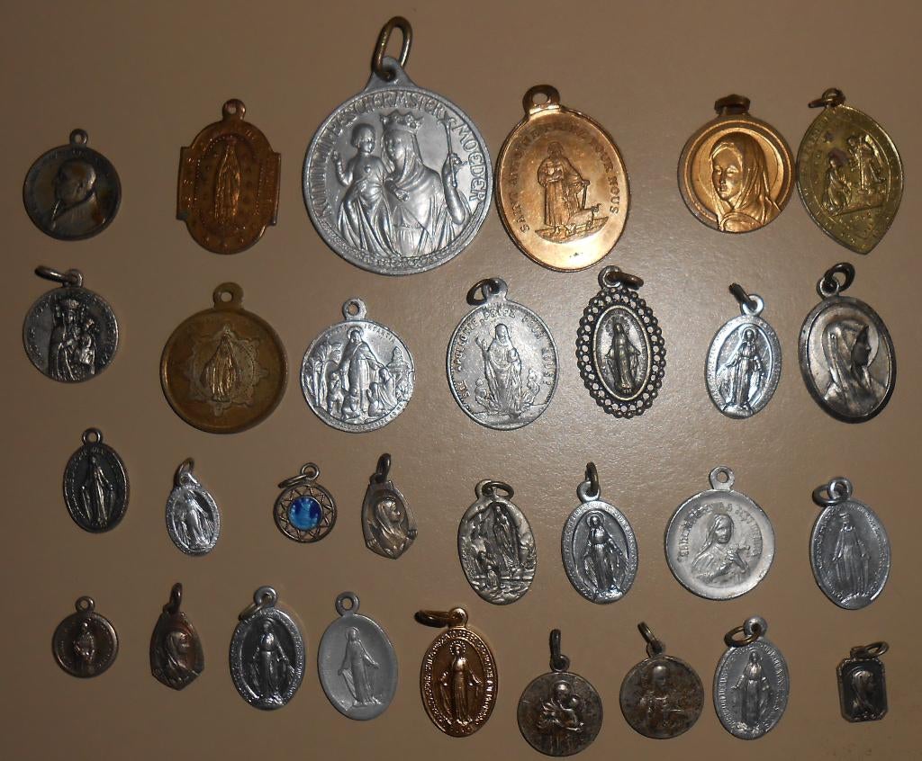Lot de 30 médailles religieuses vintage, Enlèvement ou Envoi
