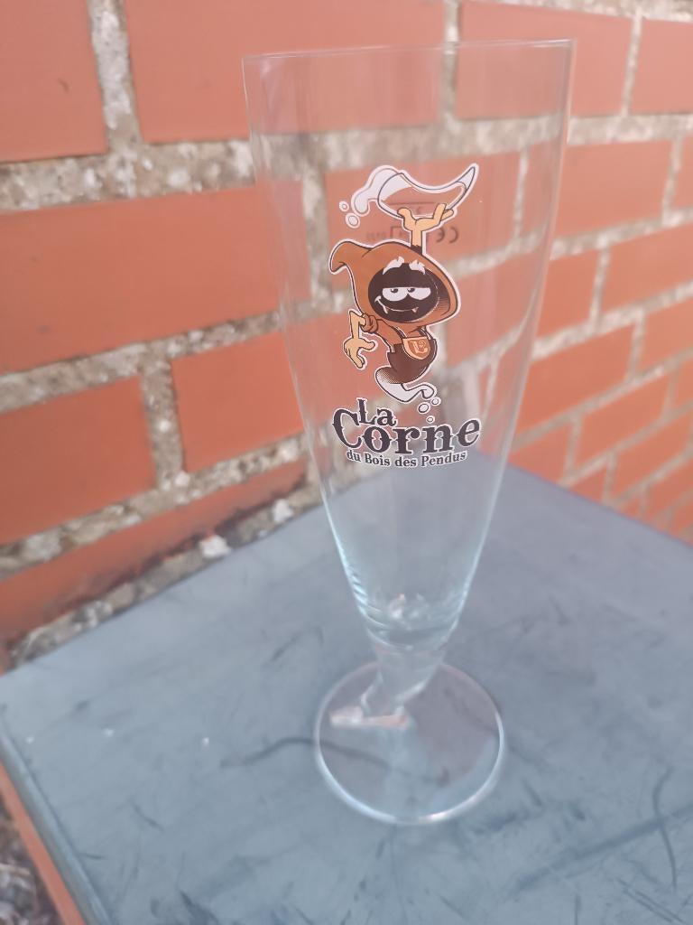 A vendre 1 verres corne bois des pendus, Collections, Enlèvement, Neuf, Verre ou Verres, Autres marques