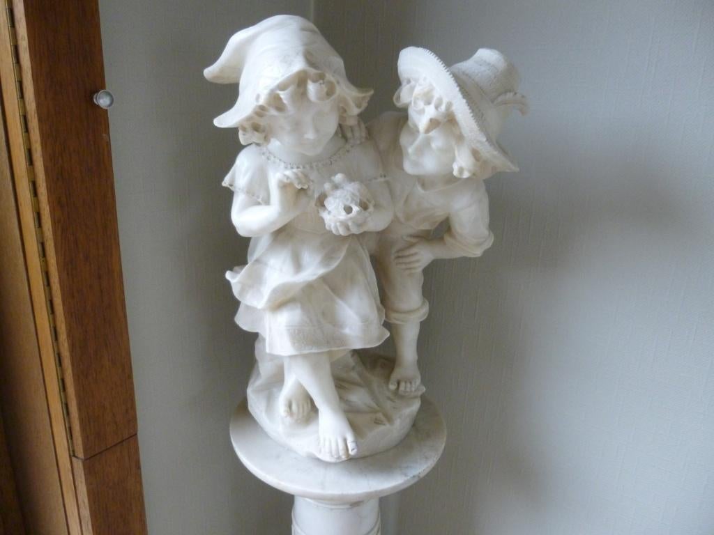 ANTIEK Marmeren beeld koppeltje met vogelnestje, Antiek en Kunst, Antiek | Porselein, Ophalen